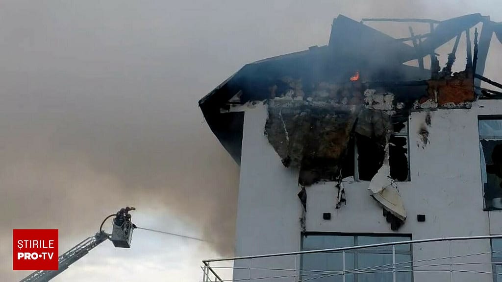 Incendiu violent la un hotel din Tătărani, Prahova. O persoană carbonizată a fost găsită în interior. VIDEO
