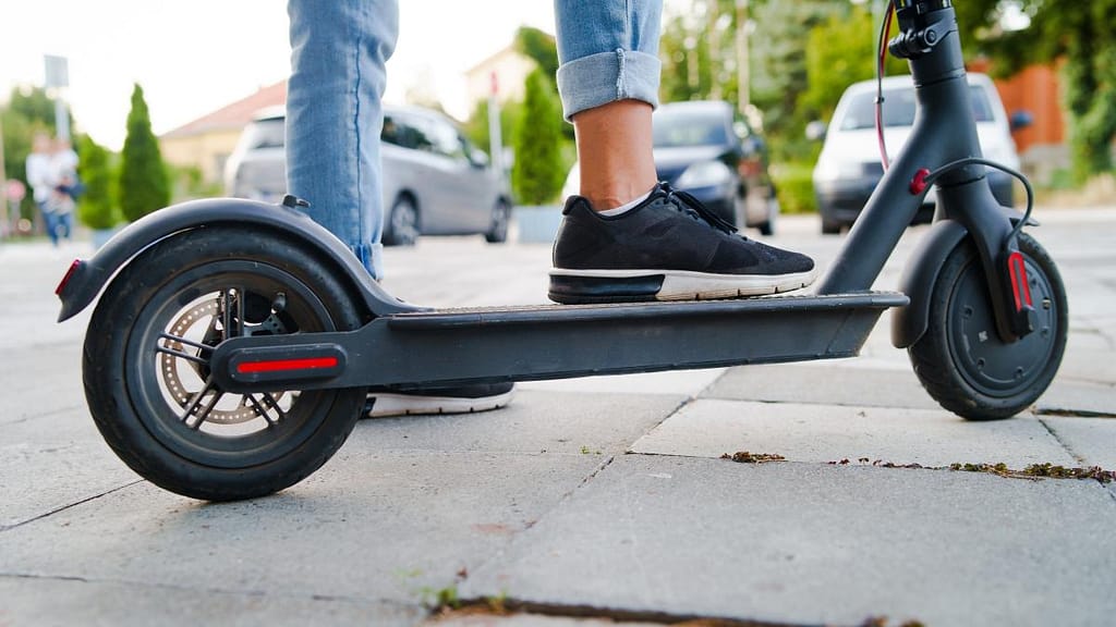 Ar trebui interzise trotinetele electrice? Răspunsul lui Titi Aur