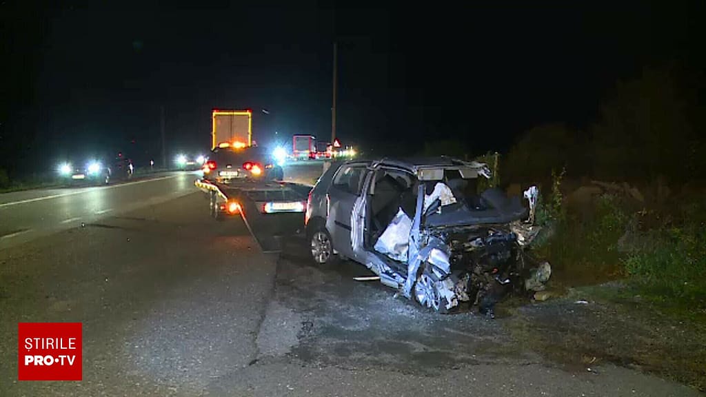 O depășire neregulamentară i-ar fi costat viața pe doi tineri de 21 și 24 de ani din Cluj. Au intrat în plin într-un camion
