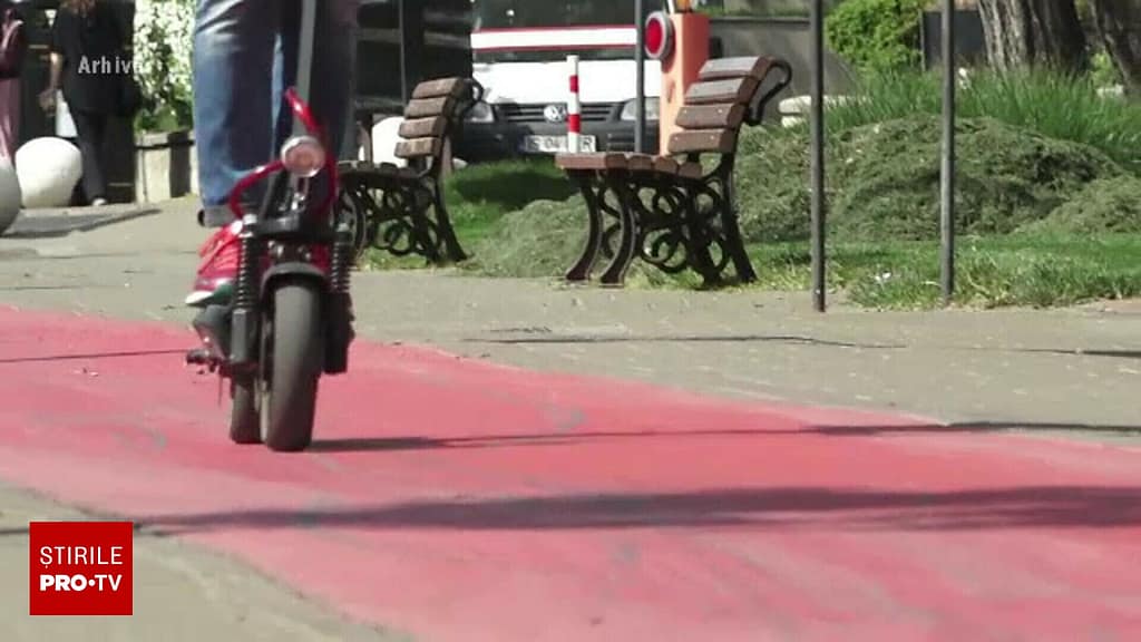 Adolescenții jefuiți pe stradă de tâlhari cu cagule, în Cluj-Napoca. I-au amenințat cu cuțitul și le-au luat trotinetele