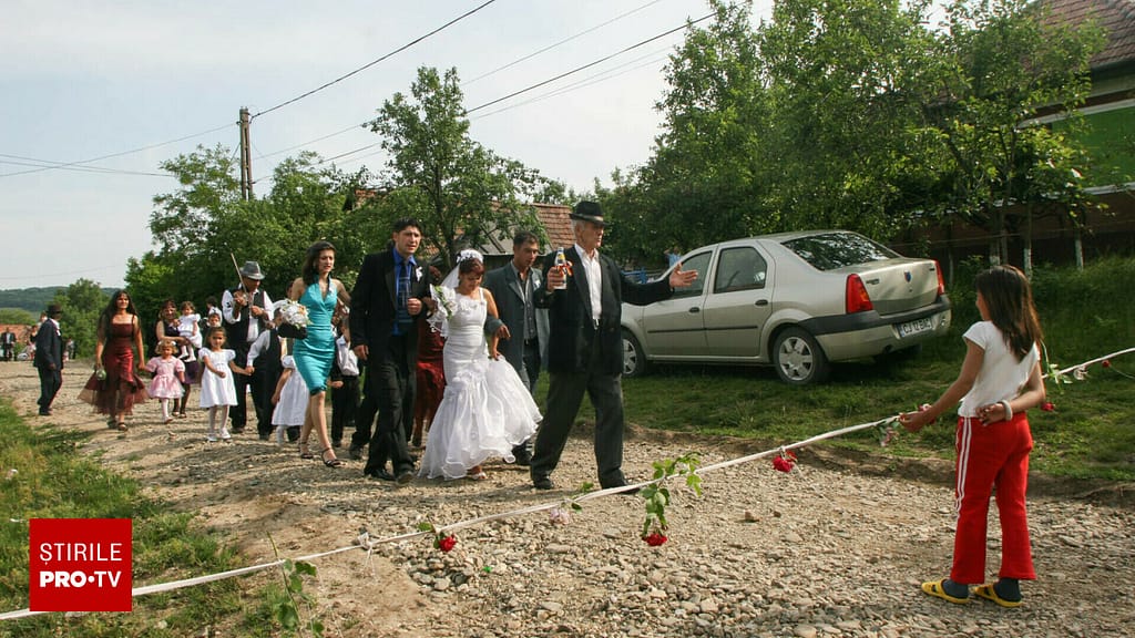 Romii protestează la Târgu Jiu față de legea care interzice căsătoriile între minori. „Ne-ați blamat sute de ani”