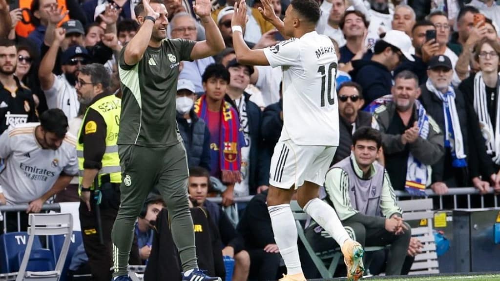 Real Madrid o învinge pe FC Barcelona şi se distanţează la 5 puncte de marea rivală