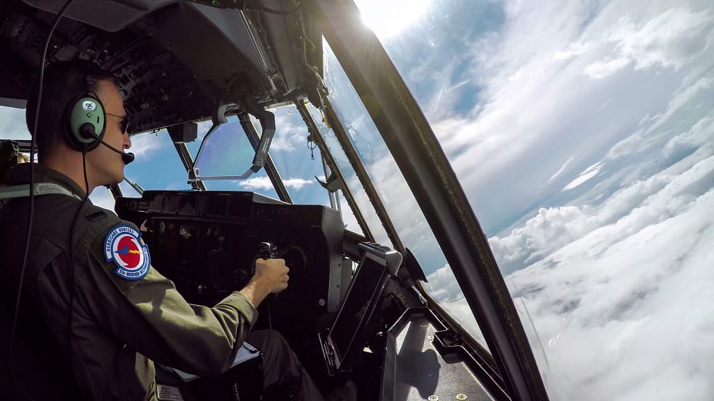 VIDEO În ochiul uraganului Melissa. Momentul în care un avion al Forțelor Aeriene Americane zboară în interiorul furtunii