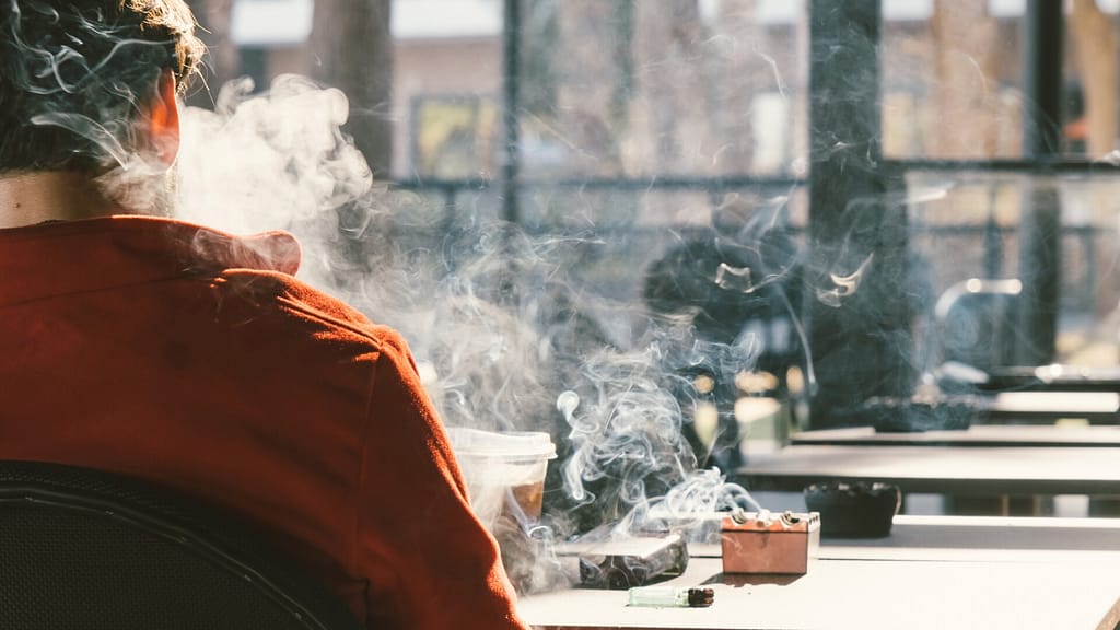 O treime dintre adolescenții din Țările de Jos se trezesc noaptea pentru a fuma. Câți tineri au ajuns în comă de la nicotină