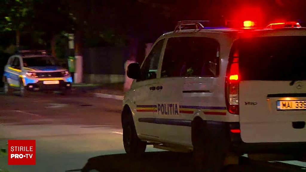 Desfășurare de forțe în Mureș în urma unui scandal între trei frați. O autospecială a Poliției a fost avariată