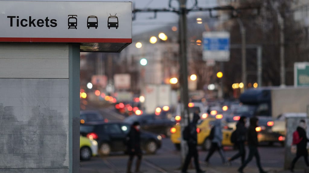 Cum vor circula autobuzele și trenurile de Revelion. Programul integral pentru noaptea dintre ani