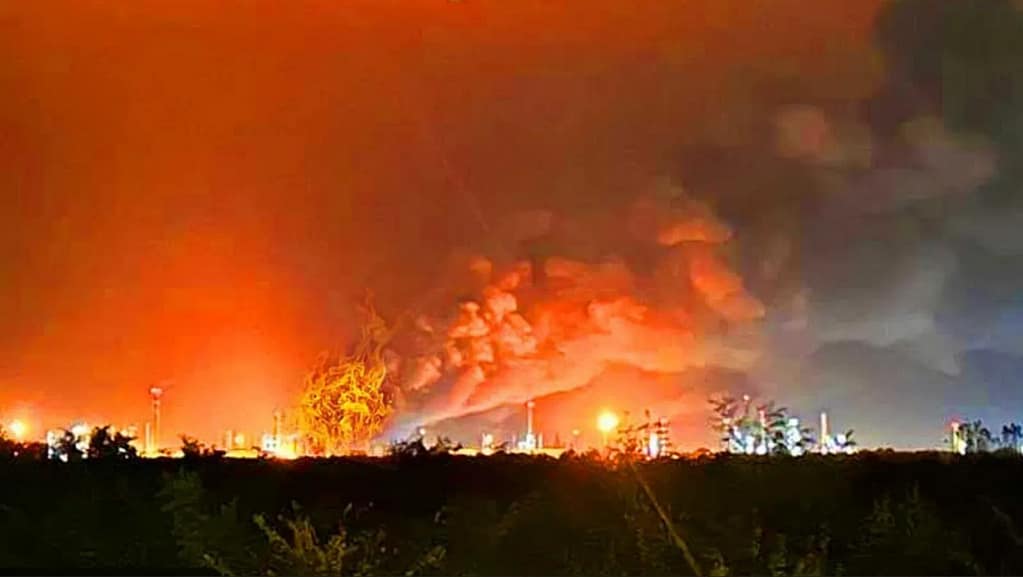 VIDEO O mare rafinărie rusească este în flăcări după ce a fost lovită de drone
