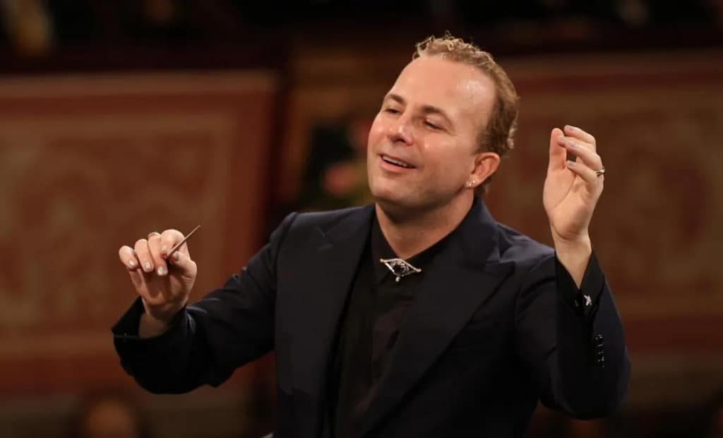 ‘Clovn cu unghii date cu ojă’ / ‘O lume întreagă îl aplaudă, la noi curge veninul’