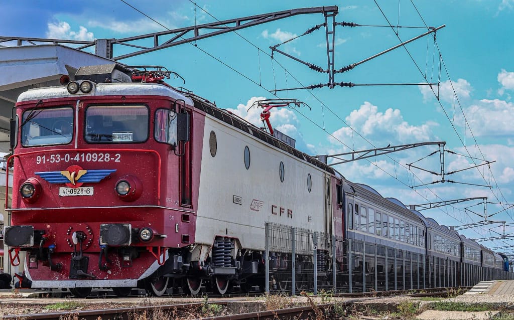 VIDEO Inconștiență maximă! Un bărbat, la un pas să fie spulberat de tren / Compania CFR avertizează asupra nerespectării regulilor