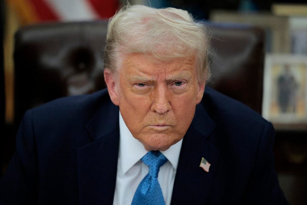 Începe era războaielor comerciale: Trump taxează cu 25% importurile din Canada, Mexic și China. Trudeau anunță și el tarife similare