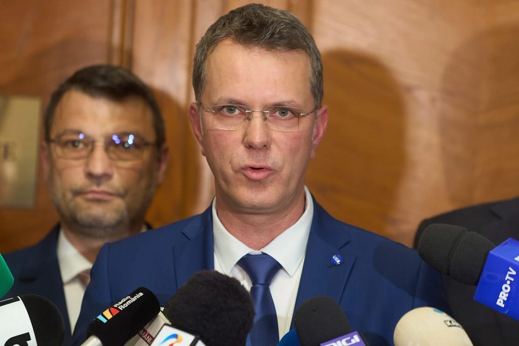Va demisiona Ilie Bolojan în cazul în care CCR respinge Pachetul 2? Ionuț Moșteanu (USR) face scut și respinge ideea unui guvern tehnocrat: ‘Nu are cine să-l înlocuiască’