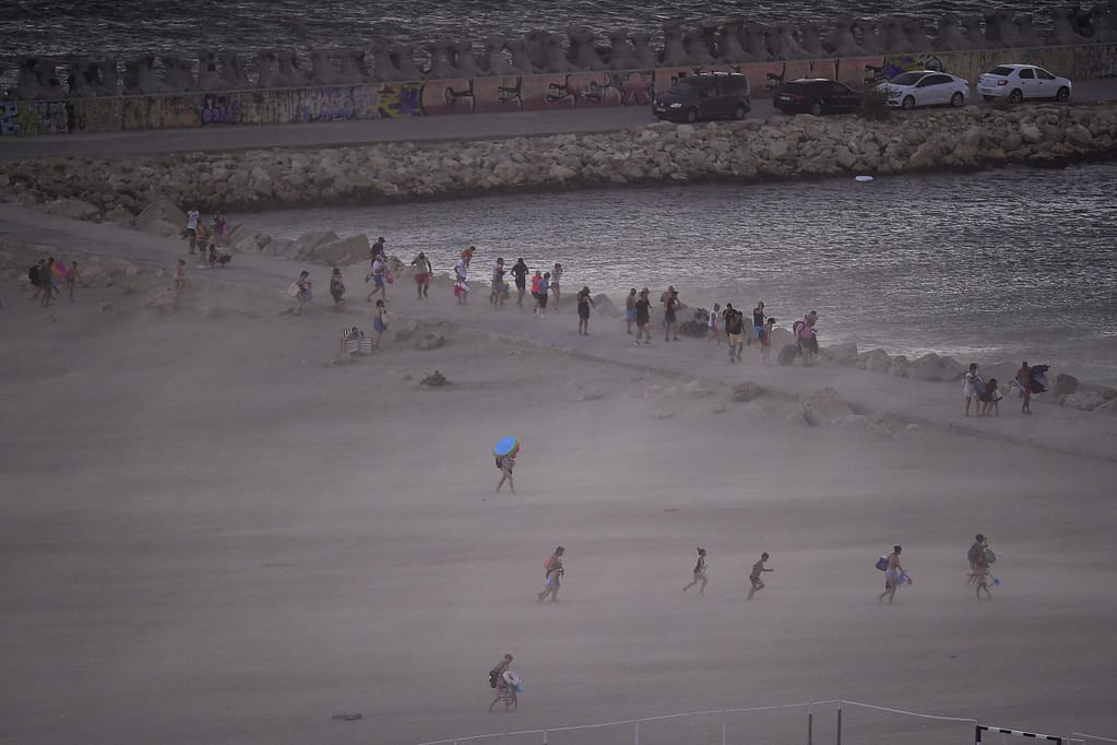 „Să-și facă provizii de apă și alimente pentru 48 de ore”. Avertisment pentru constănțeni, din cauza furtunilor care încep marți seară