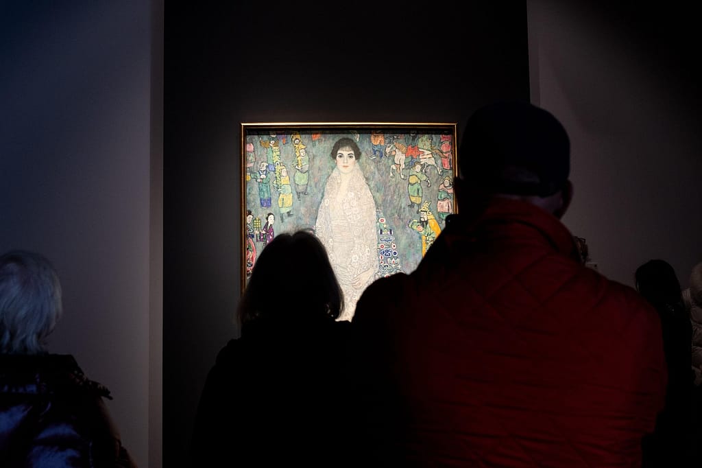Un tablou de Gustav Klimt a doborât recordul pentru cea mai scumpă operă de artă modernă vândută vreodată la o licitație, prețul depășind cu mult așteptările