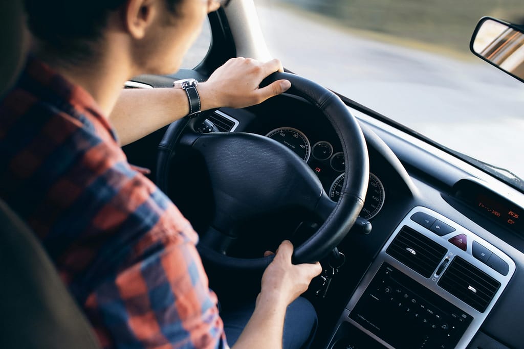 Noi reguli pentru șoferi: Minimum doi oameni într-o mașină și taxe zilnice. Peste 1,1 milioane de români sunt vizați de propuneri