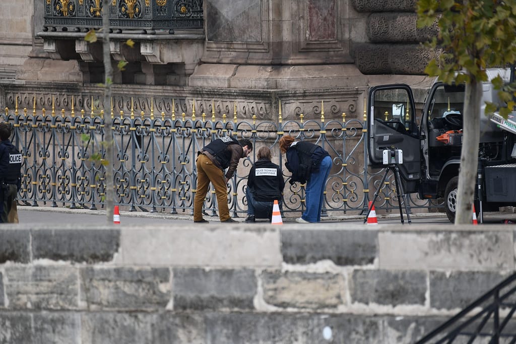 Greșelile făcute de hoții de la Luvru. Ce au găsit anchetatorii în cazul spectaculosului jaf de bijuterii