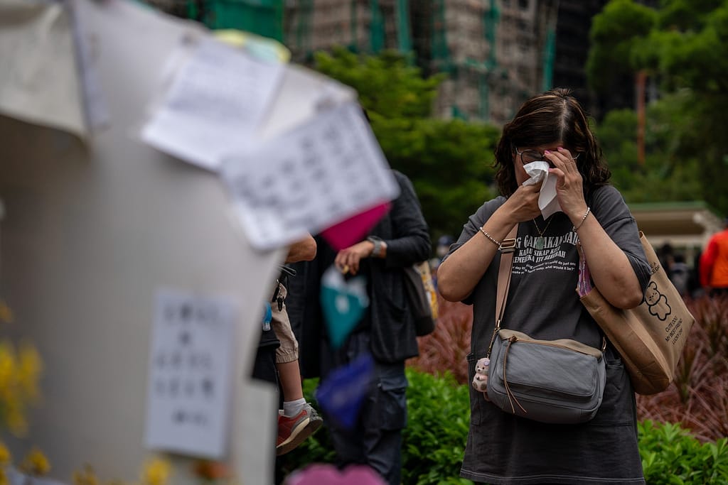 „M-am simțit complet neputincioasă”: Un cuplu a povestit cum a pierdut munca de o viață în incendiul devastator ce a avut loc în Hong Kong