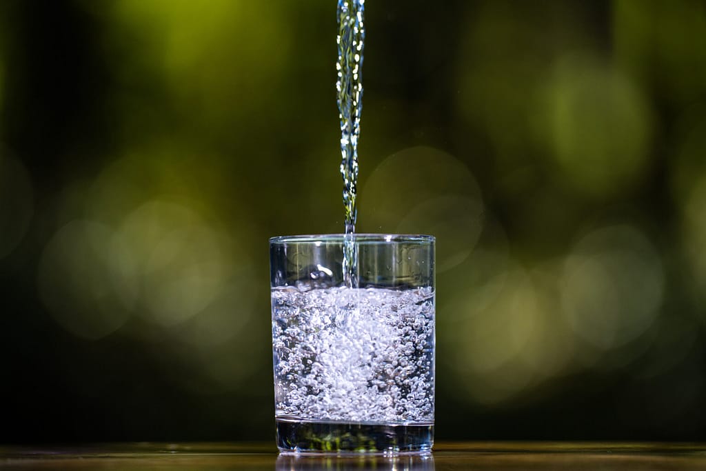 SURPRIZĂ Apă gratuită în metrou, aeroport, gări. Toate instituțiile publice, de la școli, spitale, până la ANAF, primării, judecătorii, gări și autogări – obligate să asigure apă potabilă prin dozatoare certificate – nou proiect