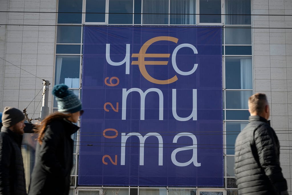 Bulgaria trece la euro, începând de astăzi: optimism oficial, anxietate publică și bani scoși la lumină