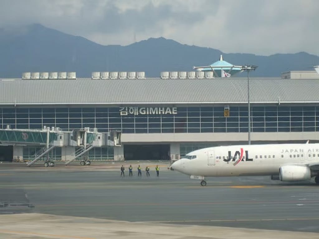 Incident pe Aeroportul Gimhae din Coreea de Sud: Un avion a fost cuprins de flăcări