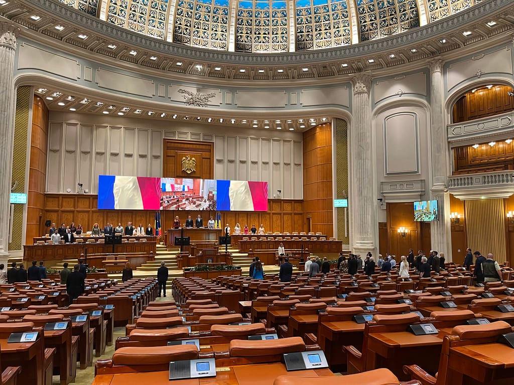 Parlamentarii, obligați să declare cu cine se întâlnesc pentru a discuta despre proiecte de legi: „Nu e dictatură, e transparență” / Legea a fost adoptată de Parlament