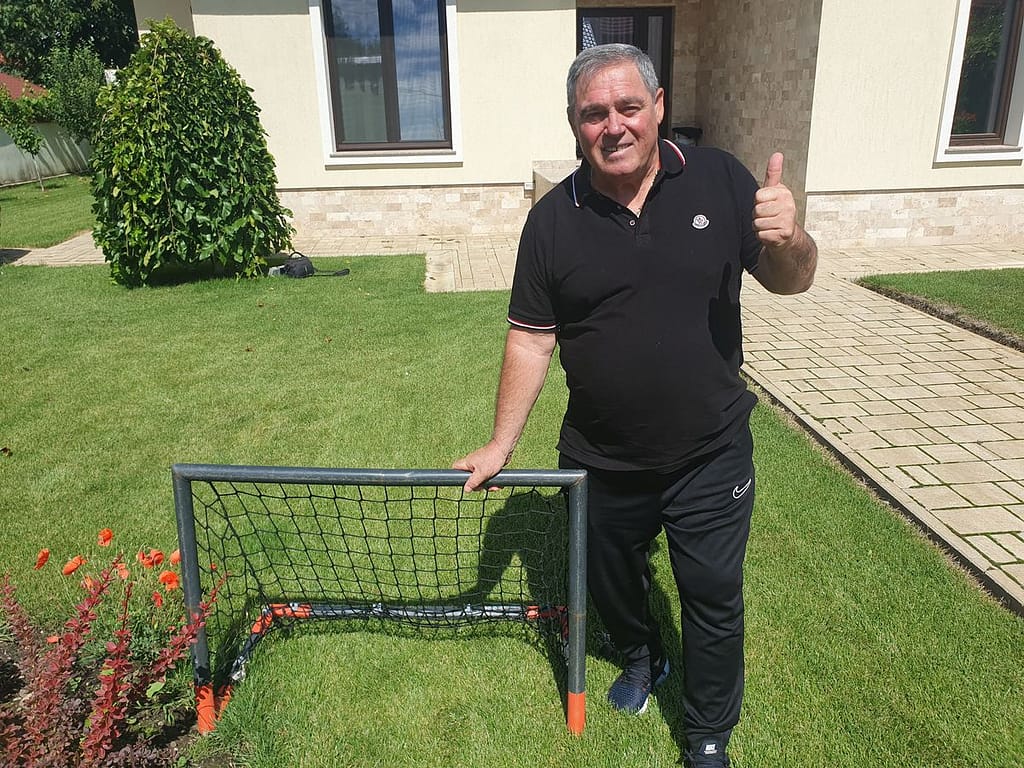 Povești incredibile de la Brașov: „Am zbughit-o cu Lăcătuș. Ne atacau cu furcile” + Ilie Dumitrescu „săpat” de jucători: „Nu mai cumpăra, bre, casetofon!”