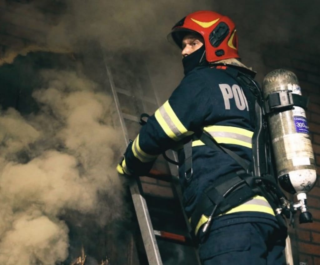 Trei case şi două anexe au luat foc de la o afumătoare: Două persoane au avut nevoie de ajutor medical