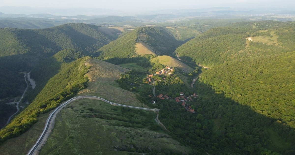Locurile din Ținutul Pădurenilor care dau fiori. Craterul gigant, satele haiducilor, fosta bază militară secretă
