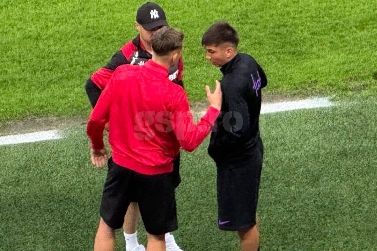 E un semn? Ce făcea Alexandru Musi cu fotbaliștii lui Dinamo, înaintea derby-ului cu FCSB