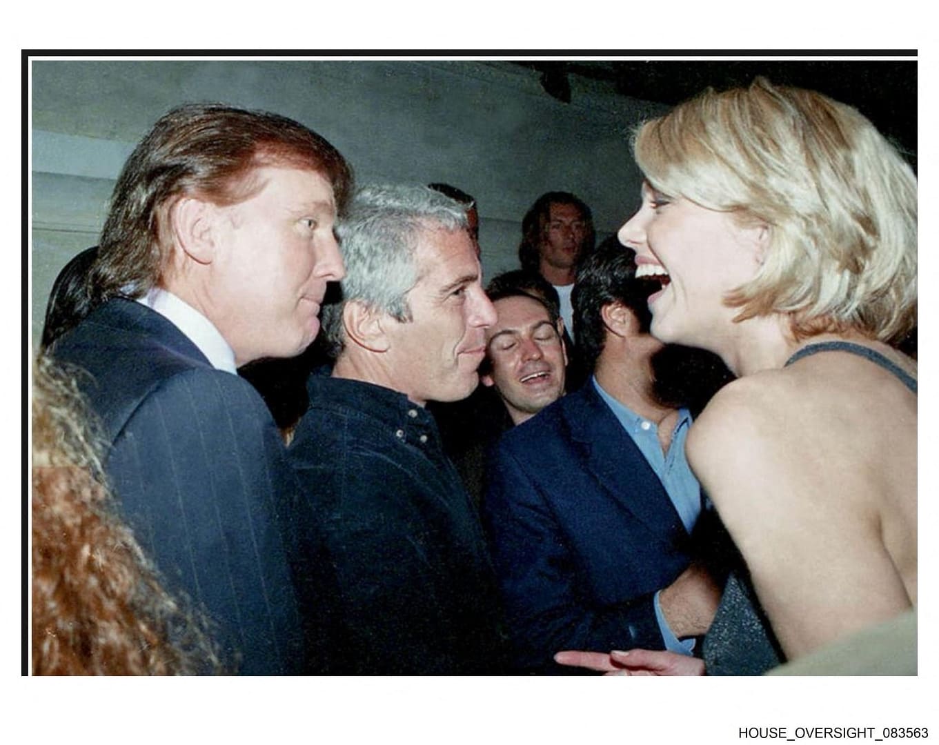 Poze cu Donald Trump înconjurat de femei și prezervative cu chipul republicanului din controversatul dosar Epstein, publicate de democrați