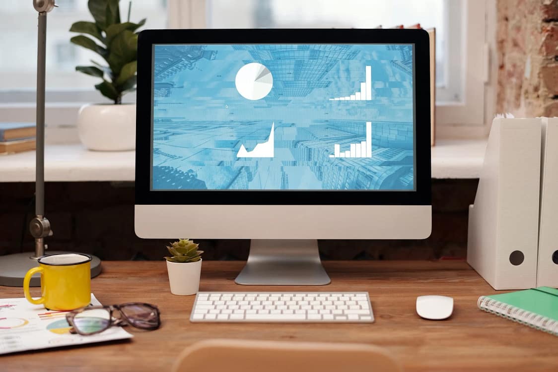 Monitor pe care este deschis un site cu grafice