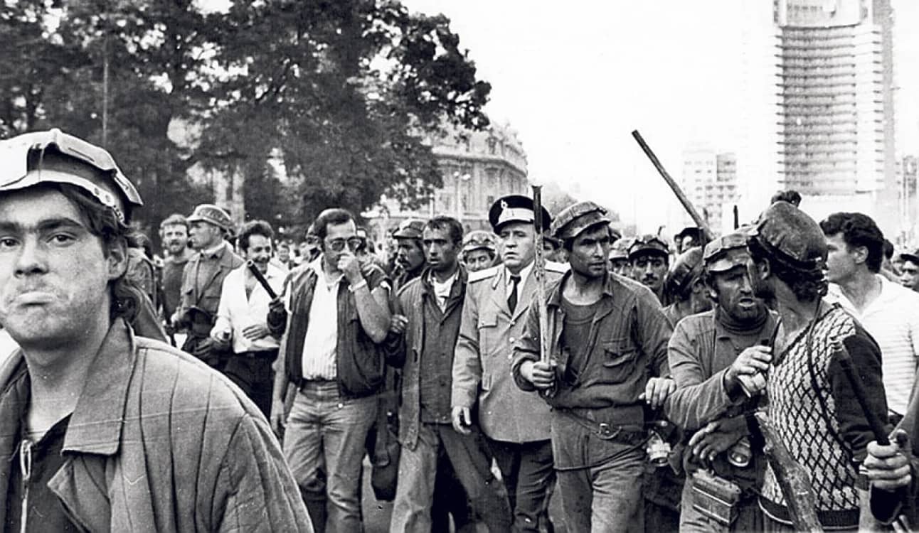  Mineri şi ofiţeri de poliţie pe străzile Bucureştiului, în iunie 1990 Foto: Arhivă