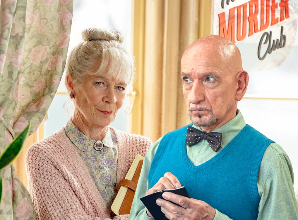Sir Ben Kingsley (81 de ani) și Celia Imrie (73 de ani). FOTO: Netflix