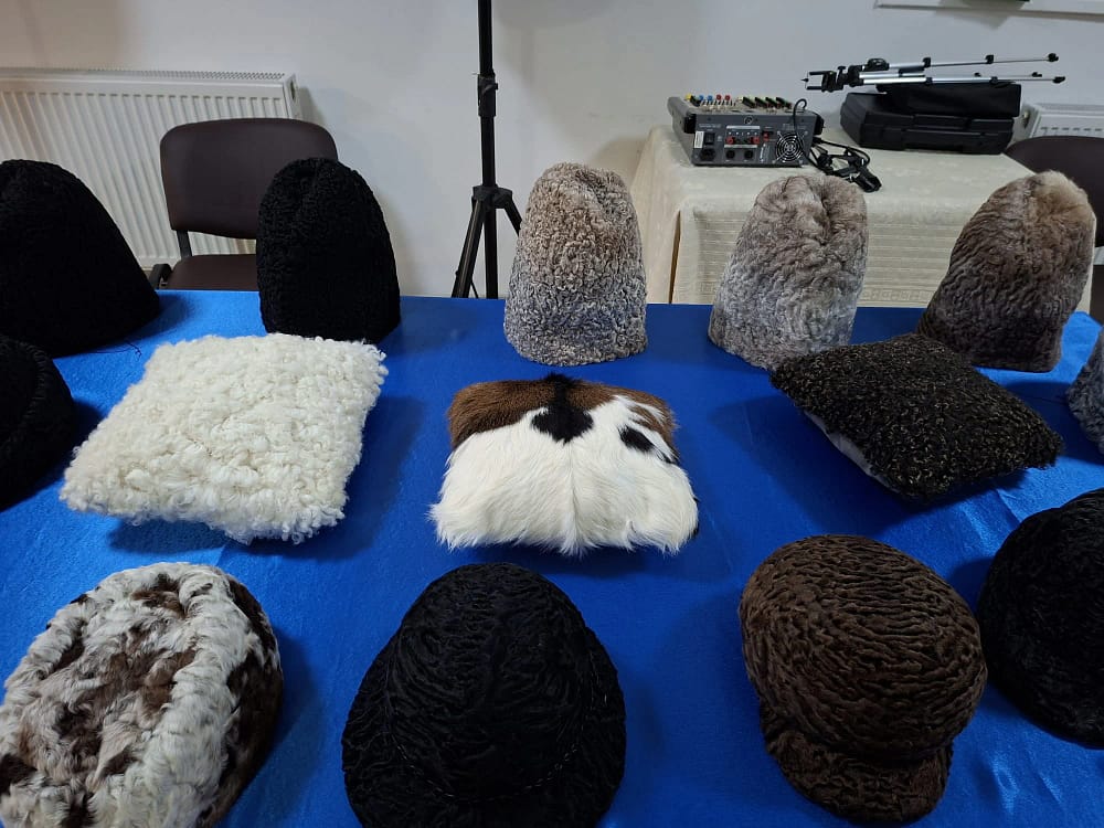 Pernuțe și pălării din pielicele de karakul FOTO Cosmin Zamfirache