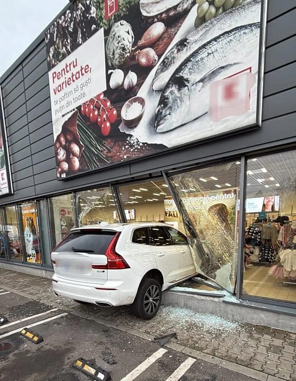 Mașina a ajuns în geamurile magazinului FOTO: IPJ Brăila