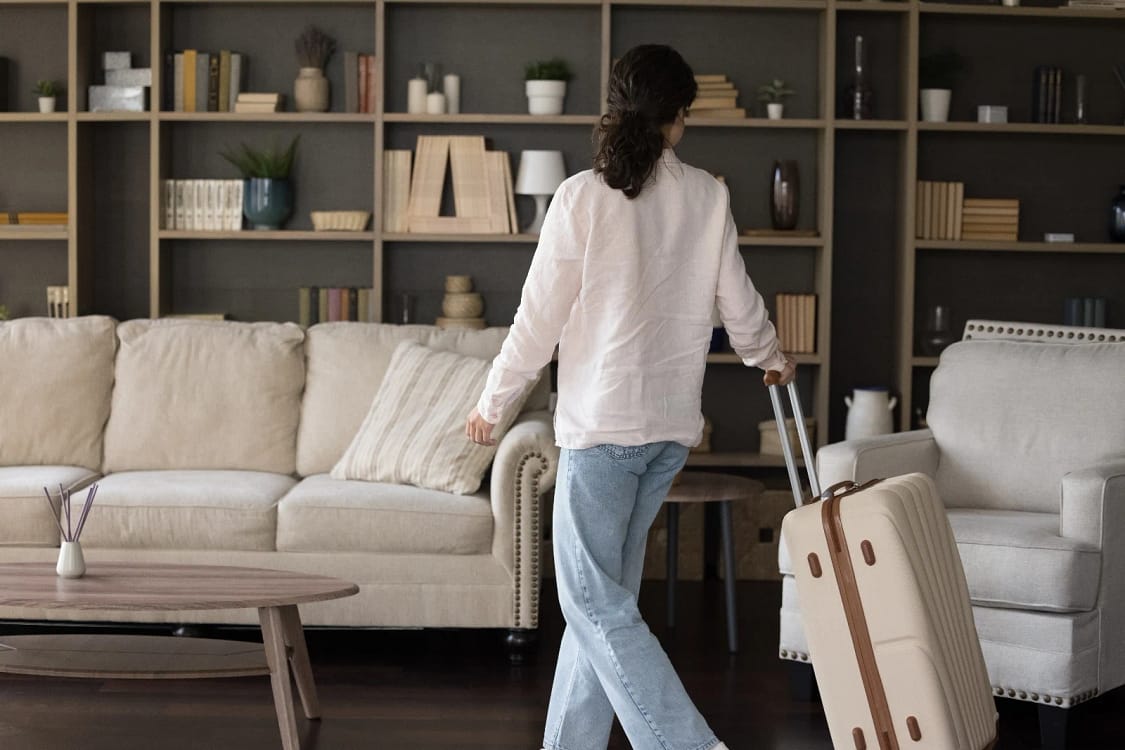 O t&acirc;nără și-a adus bagajele &icirc;n noua casă &icirc;nchiriată