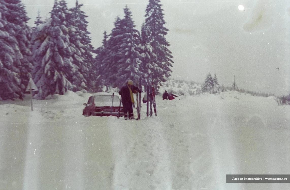 Iarna la munte în anii '80. Sursa Azopan.ro