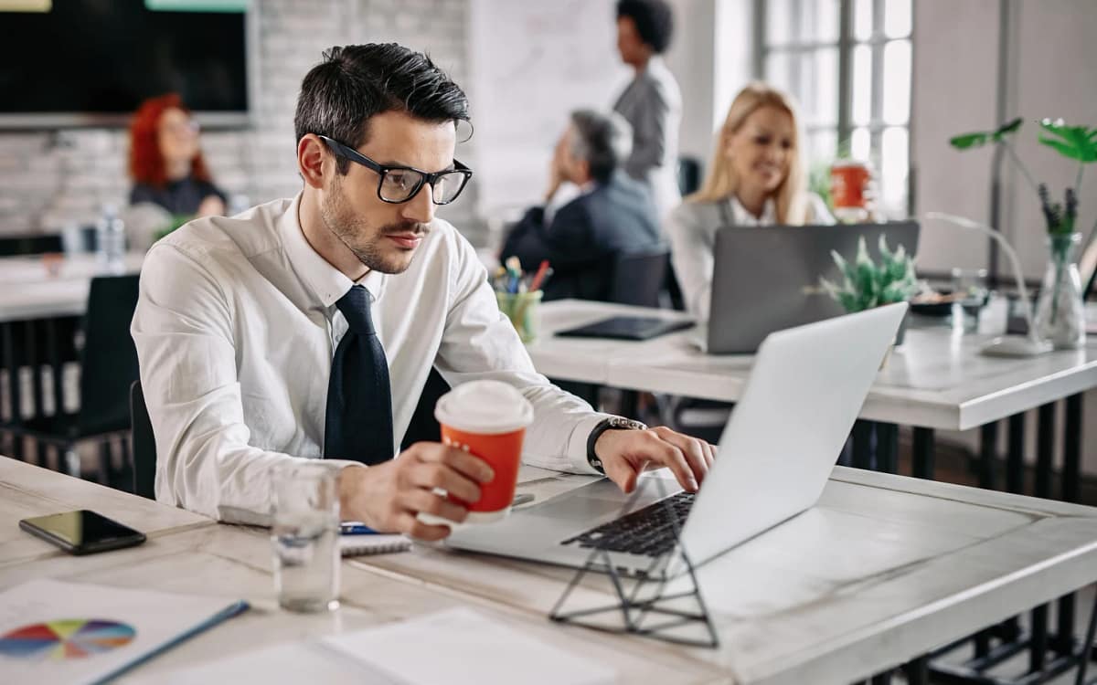 Mulți români cred că salariile oferite în România sunt mici față de cele din Occident. Freepik.com