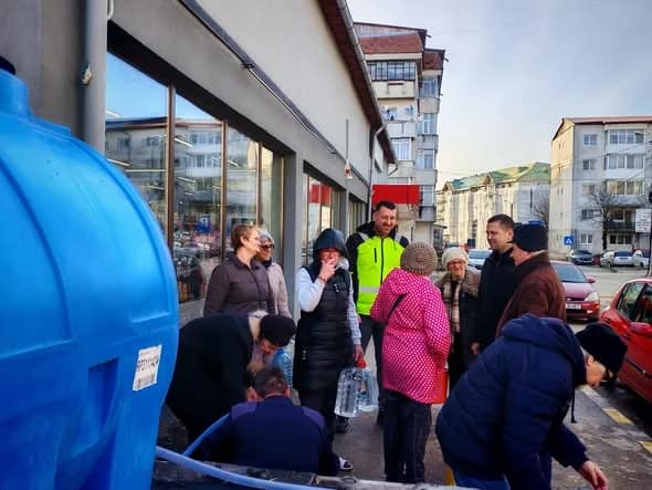 Cetățeni din Moreni la cisternele cu apă FOTO: Facebook