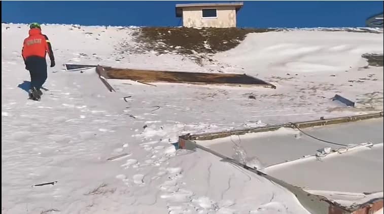 Cabinetul medical a fost spulberat de viscol. FOTO Captură Salvamont Gorj