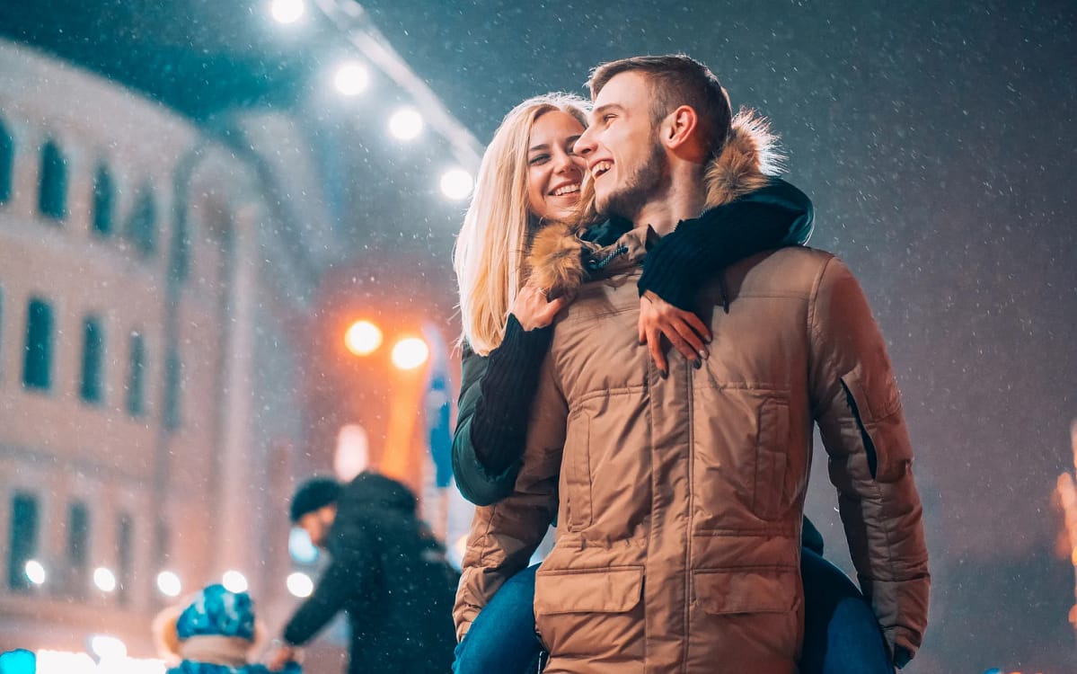 Ieșirile nocturne pe străzile orașelor sunt percepute ca fiind sigure &icirc;n Rom&acirc;nia. Foto: Freepik.com