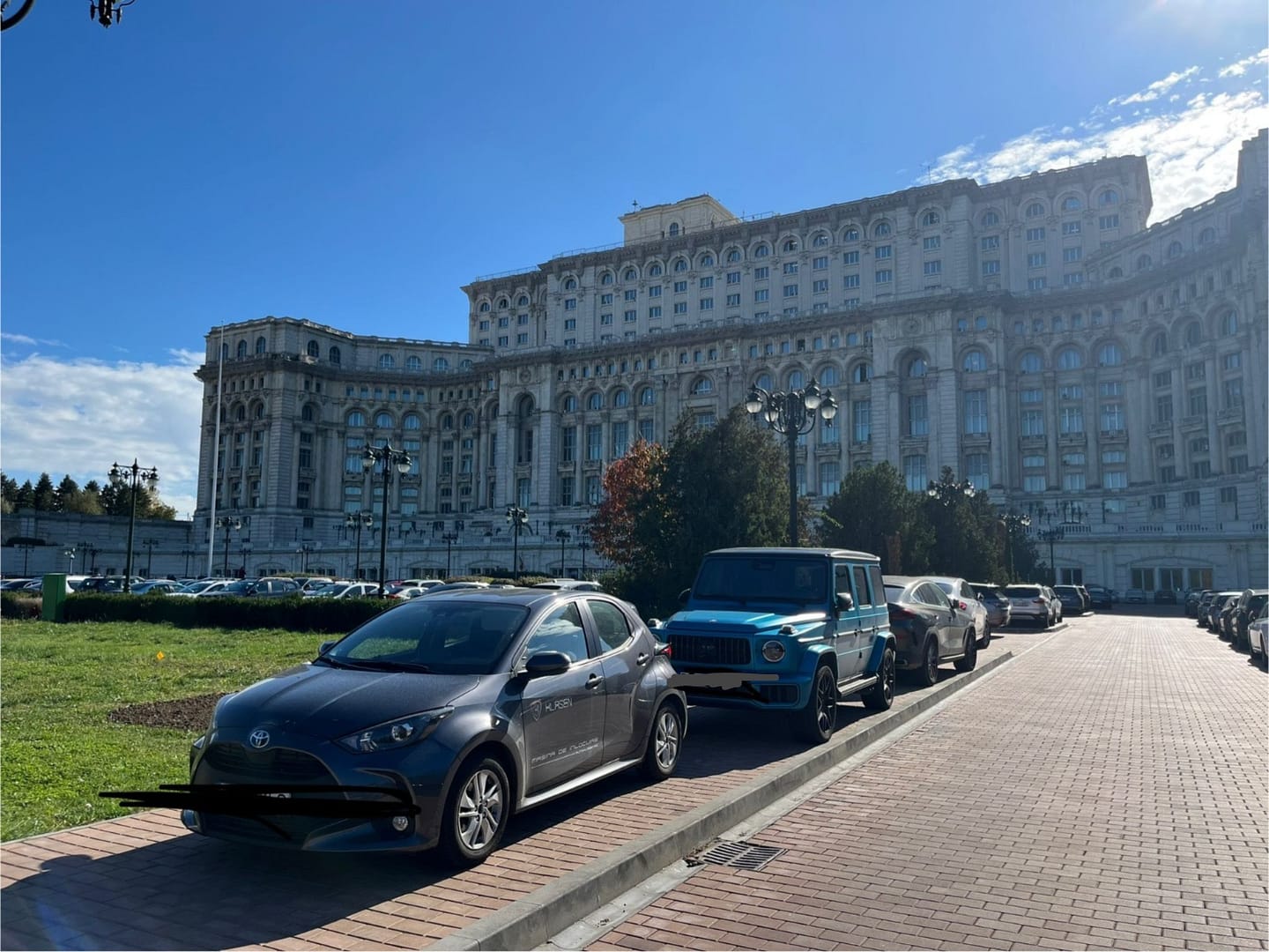 Bunul-simț e sfidat chiar în curtea Parlamentului României: „metamorfoza” trotuarelor