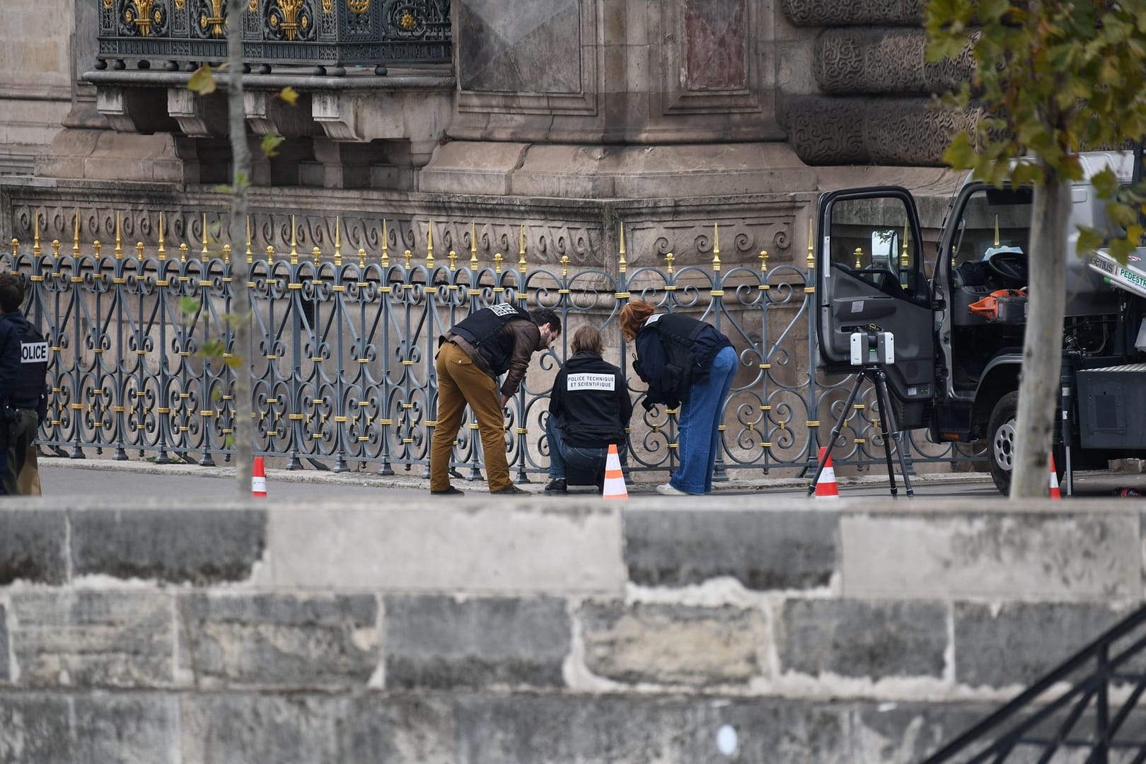 Greșelile făcute de hoții de la Luvru. Ce au găsit anchetatorii în cazul spectaculosului jaf de bijuterii