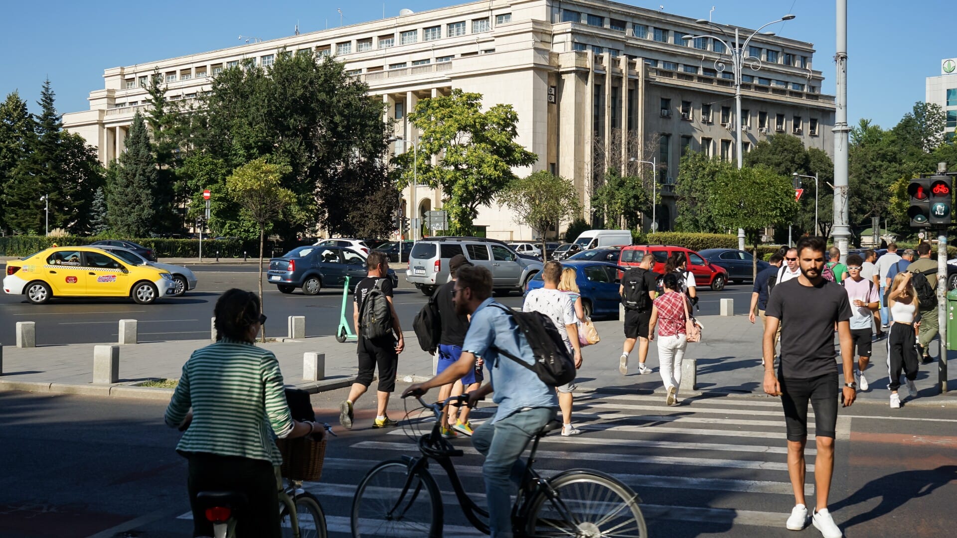 oameni pe strada