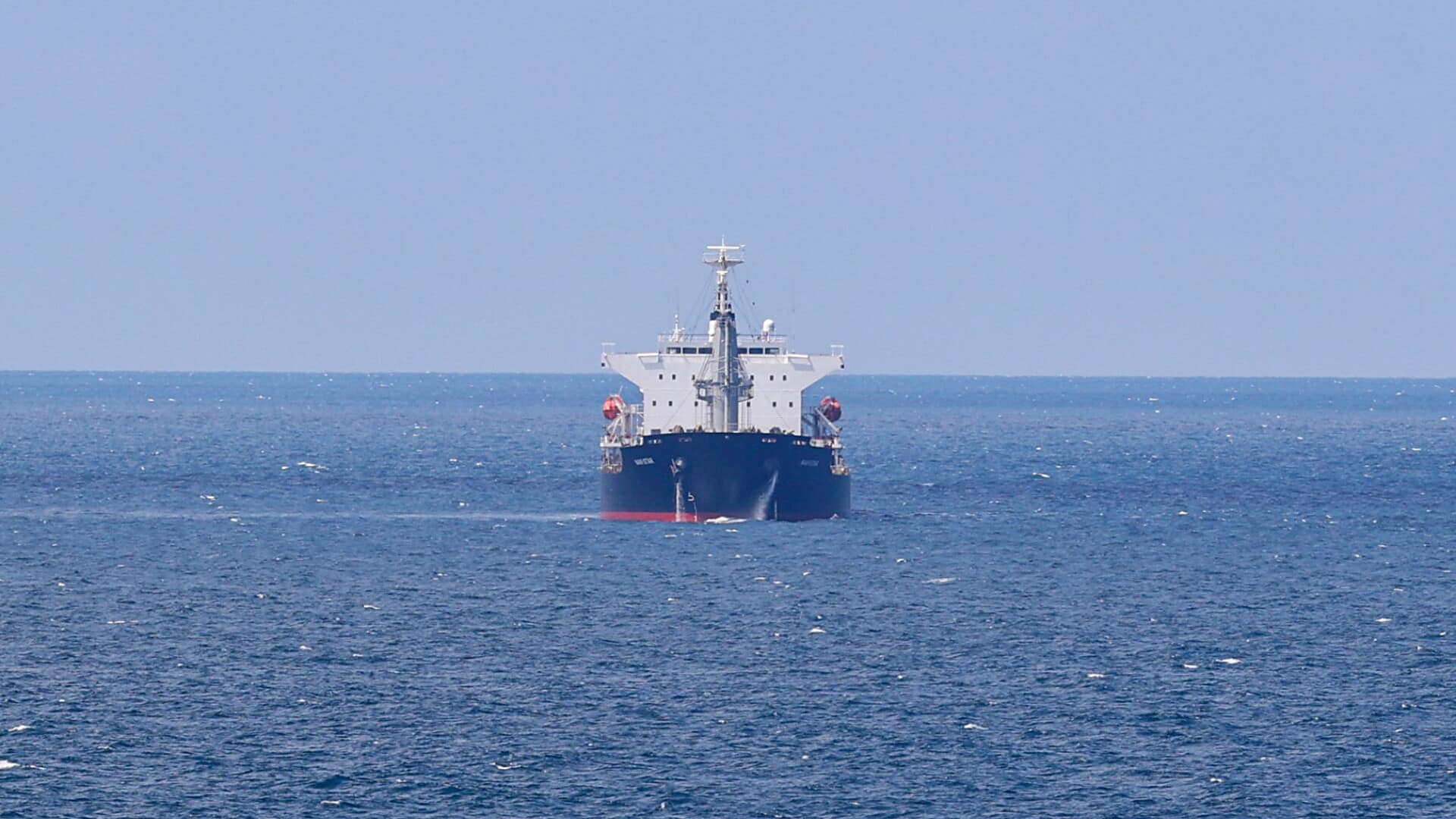 Nava rusească cu 20.000 de tone de explozibil plutește pe teritoriul aliat. A lansat semnale SOS