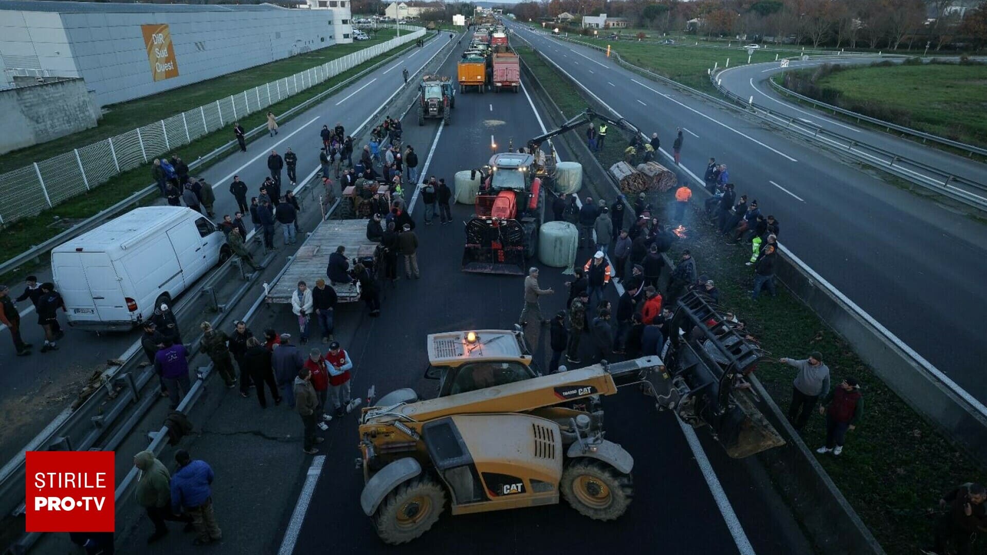 Un milion de vite vor fi vaccinate în Franța. Fermierii fac „prăpăd”. Au aruncat gunoi de grajd la instituțiile publice