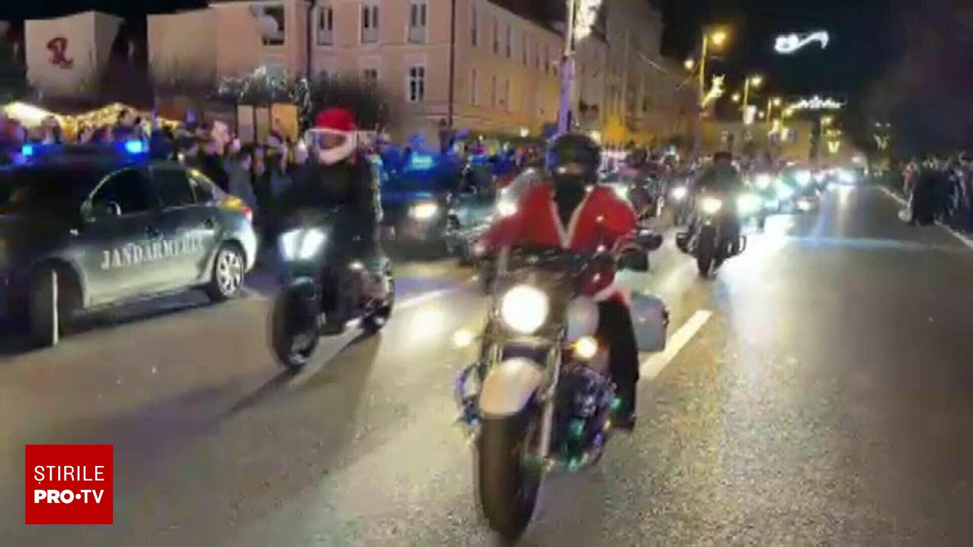 Moși Crăciuni și Crăciunițe pe motociclete au împânzit un oraș din România. Au oferit cadouri și au strâns donații