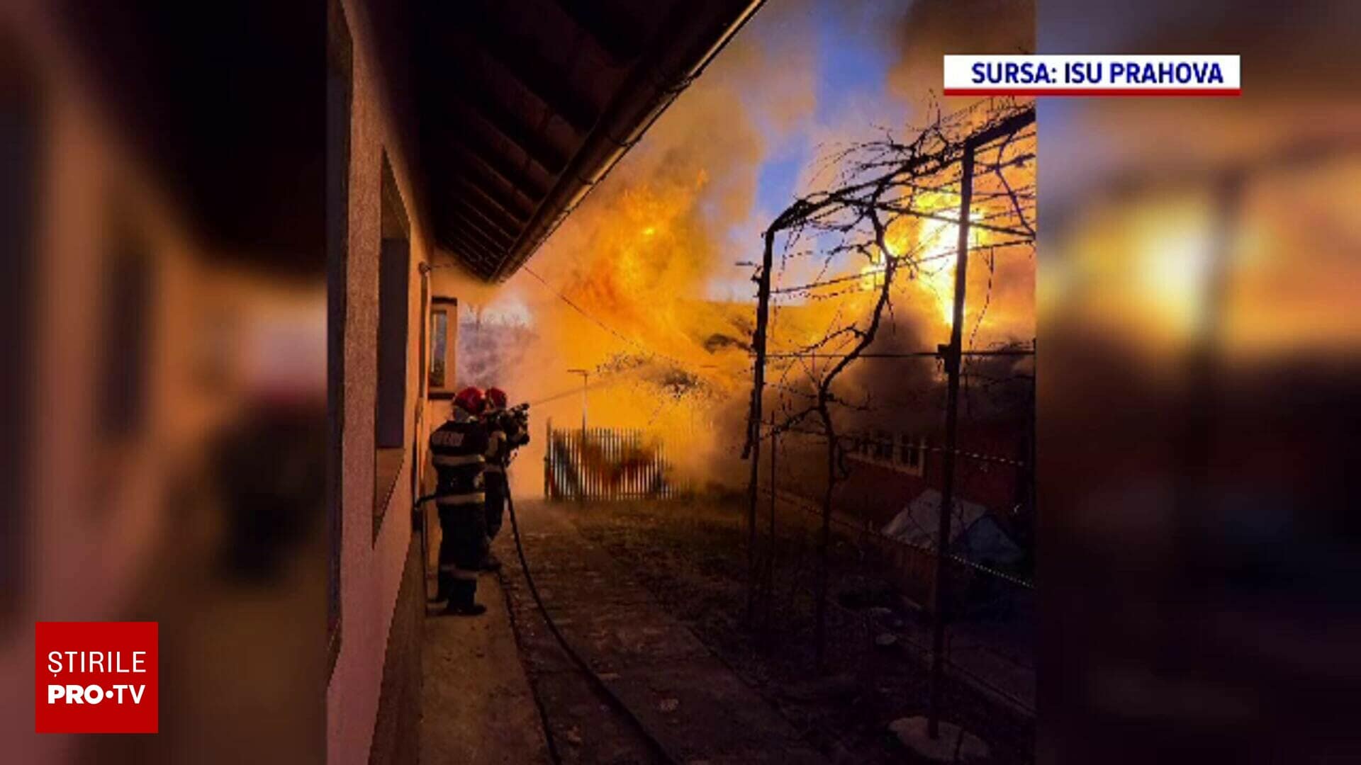 Incendiu puternic în Prahova. Două gospodării au fost distruse din cauza bucăților de carne puse la afumat