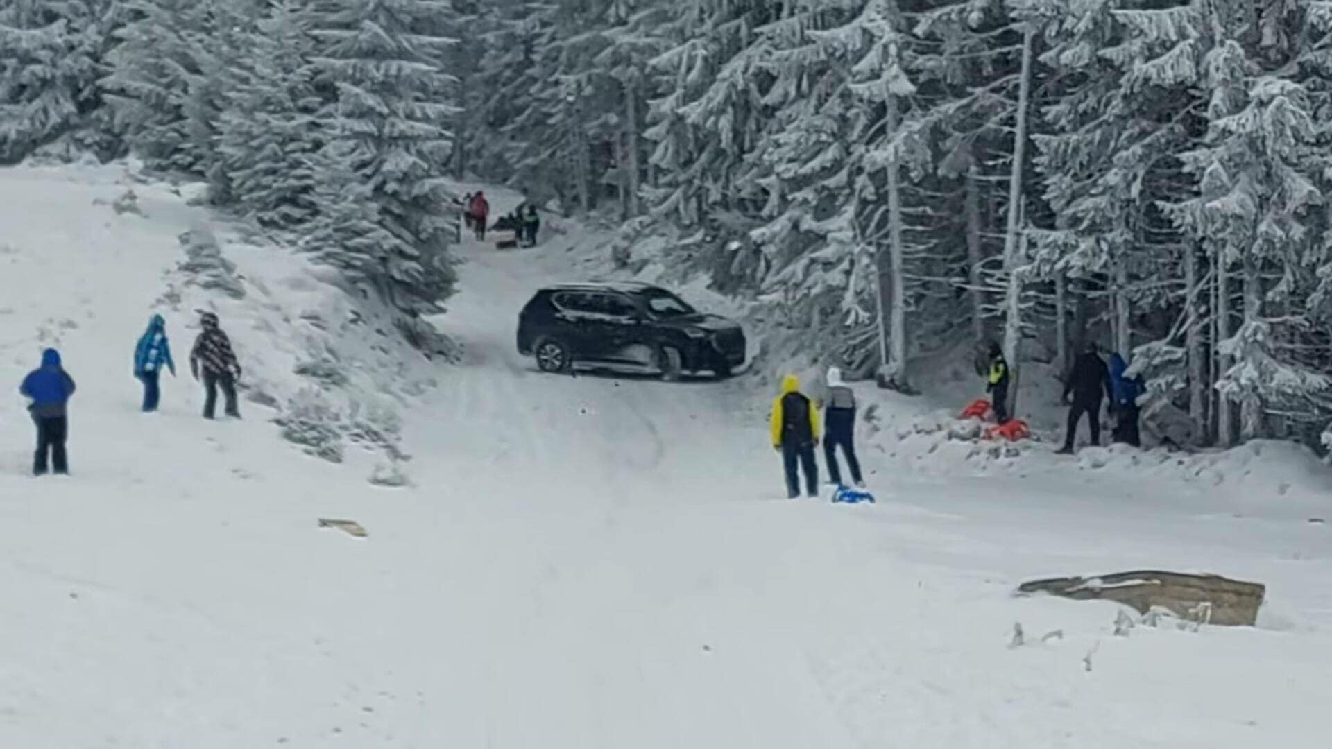 Sofer cu masina pe partie