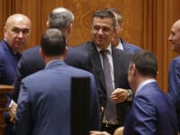 Guvernul adoptă reforma administrației publice. 13.000 de angajați concediați, parlament redus la 400 de membri