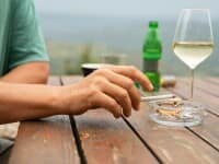 Alcoolul, țigările și carburanții se scumpesc de la 1 ianuarie 2026. Cu c&acirc;t cresc prețurile